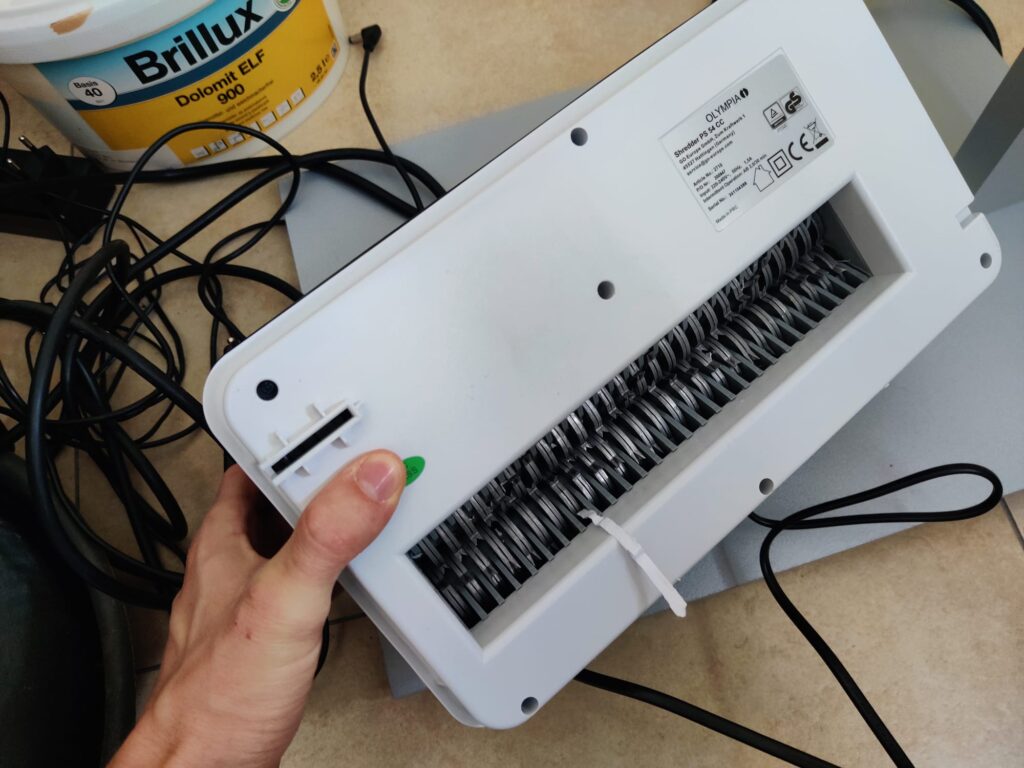 Olympia PS 54 CC Aktenvernichter Schnipselreste nach dem Schreddern