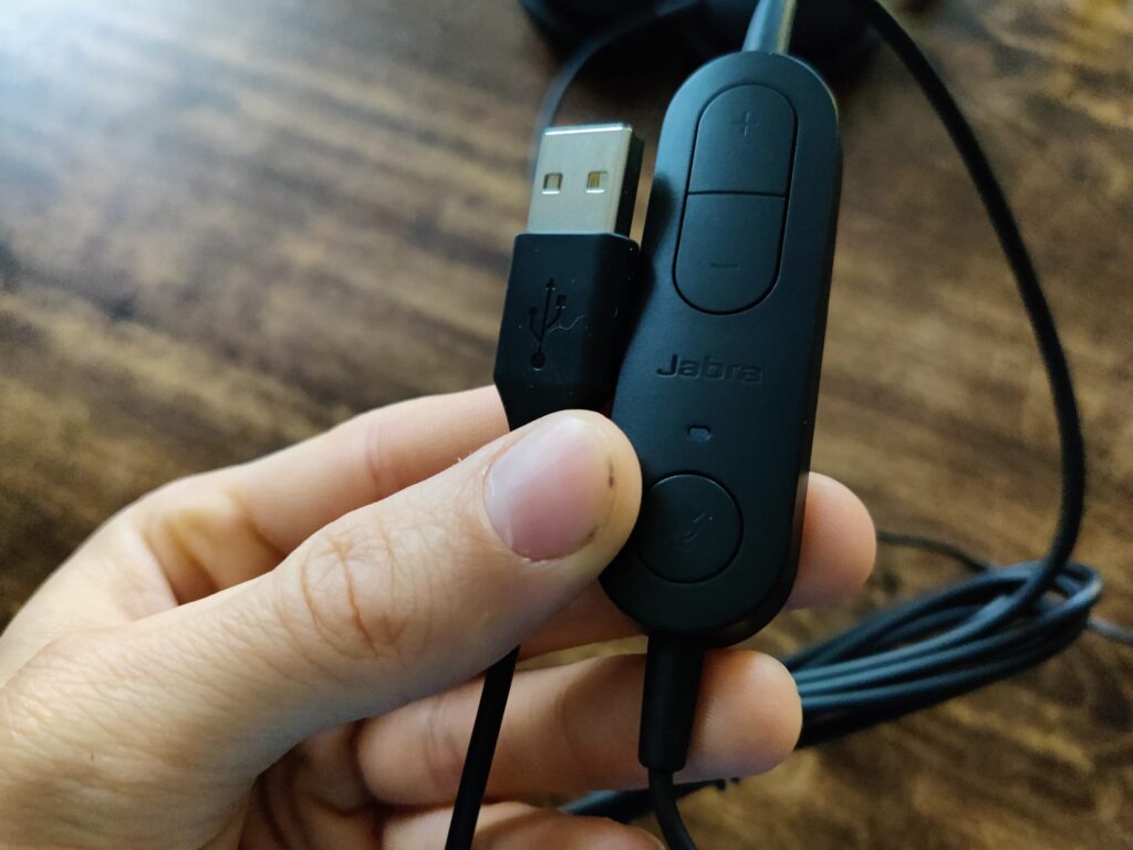 Jabra Evolve 10 Headset Inline-Controller und Anschluss