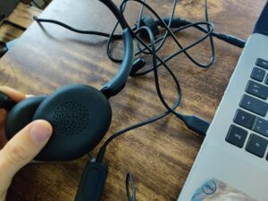 Jabra Evolve 10 Headset an Laptop angeschlossen