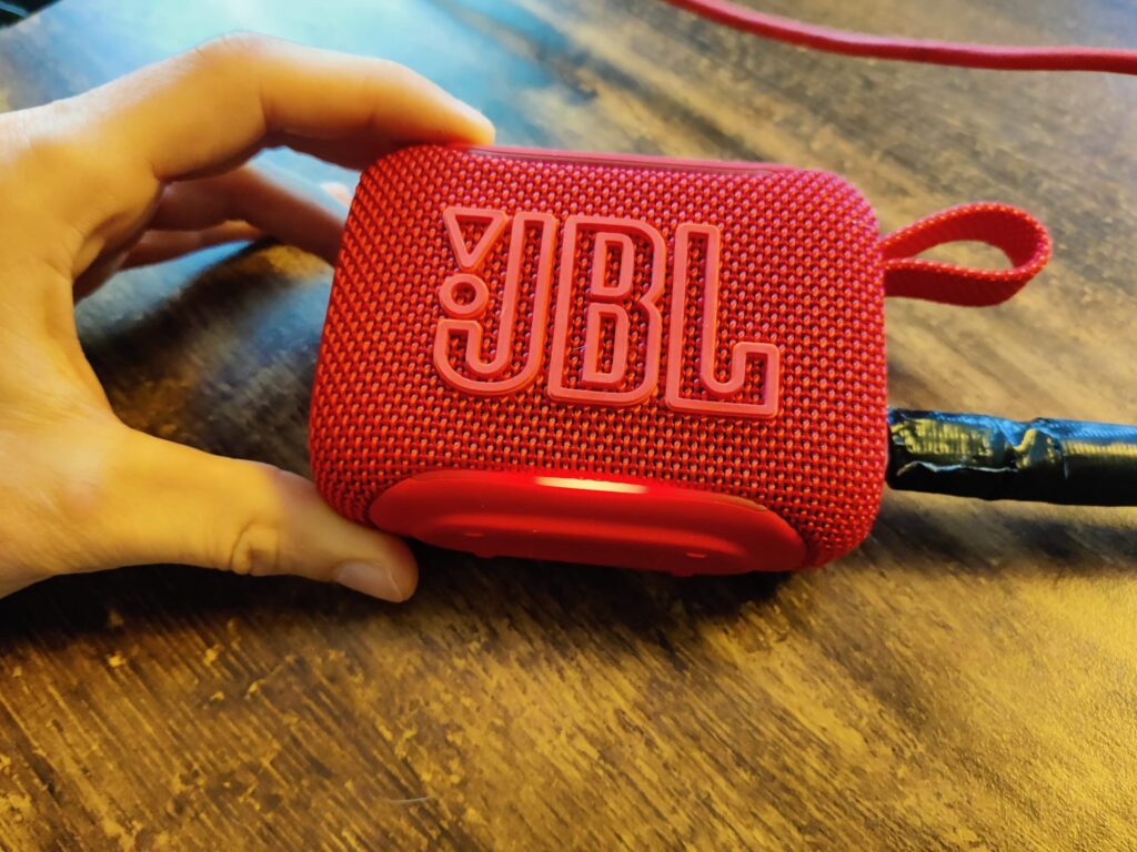 JBL Go 5 Lautsprecher beim USB-Laden
