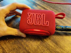 JBL Go 5 Lautsprecher beim USB-Laden
