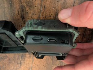 Wildkamera Mini 301 USB-C-Anschluss und microSD-Kartenslot