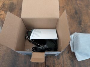 Wildkamera Mini 301 Verpackung geöffnet, Kamera entnommen