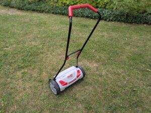 AL-KO Razor Cut 38.1 HM Comfort Spindelmäher von der Seite im Gras