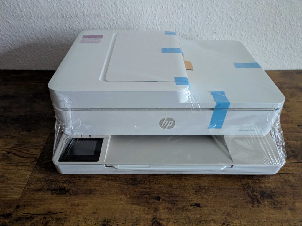 HP Envy 6520e Tintenstrahldrucker mit Klebestreifen von vorn