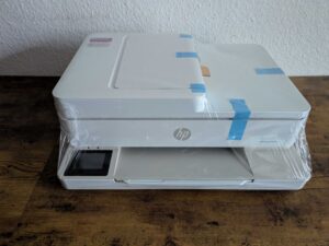 HP Envy 6520e Tintenstrahldrucker mit Klebestreifen von vorn
