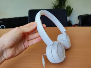 JBL Tune 530 Kopfhörer aufgestellt