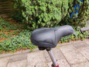 Roysmart 324AZ-01 Fahrradsattel auf Sattelstütze montiert