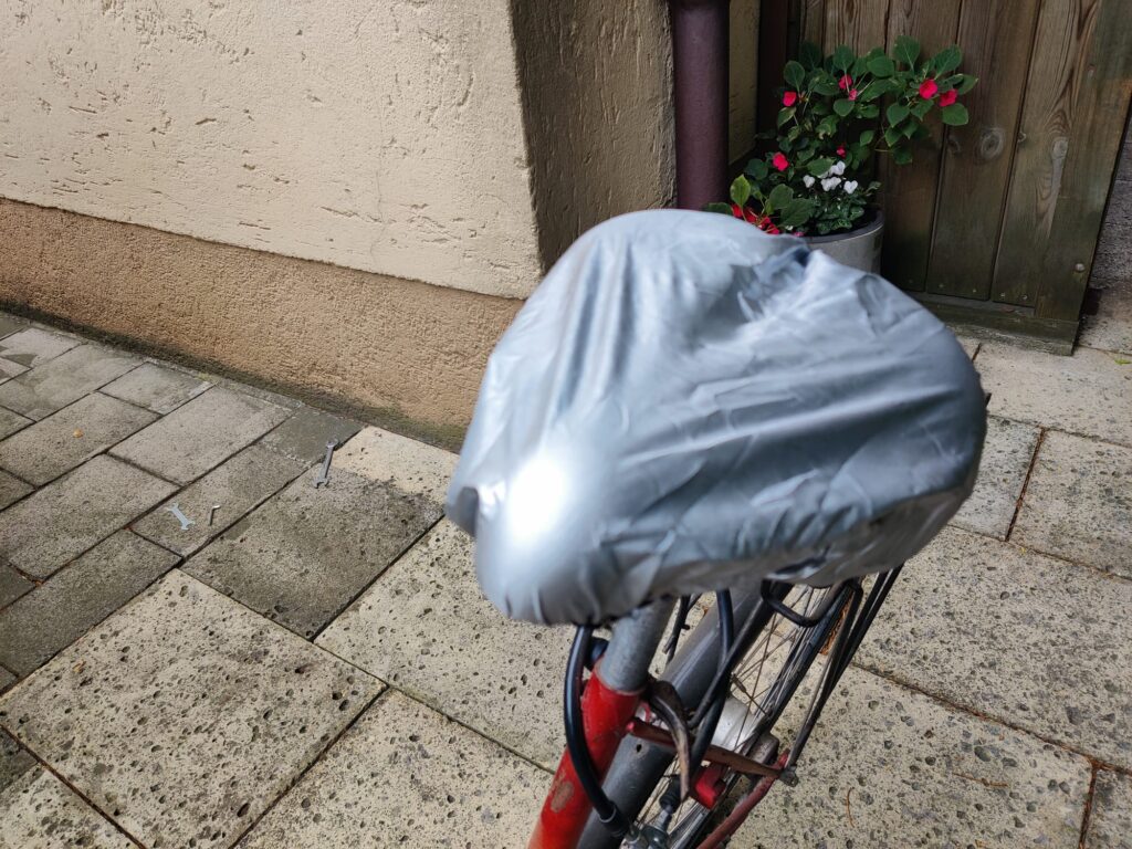 Roysmart 324AZ-01 Fahrradsattel Regenhülle montiert