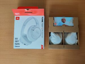 JBL Tune 730BT Over-Ear-Kopfhörer in der Verpackung