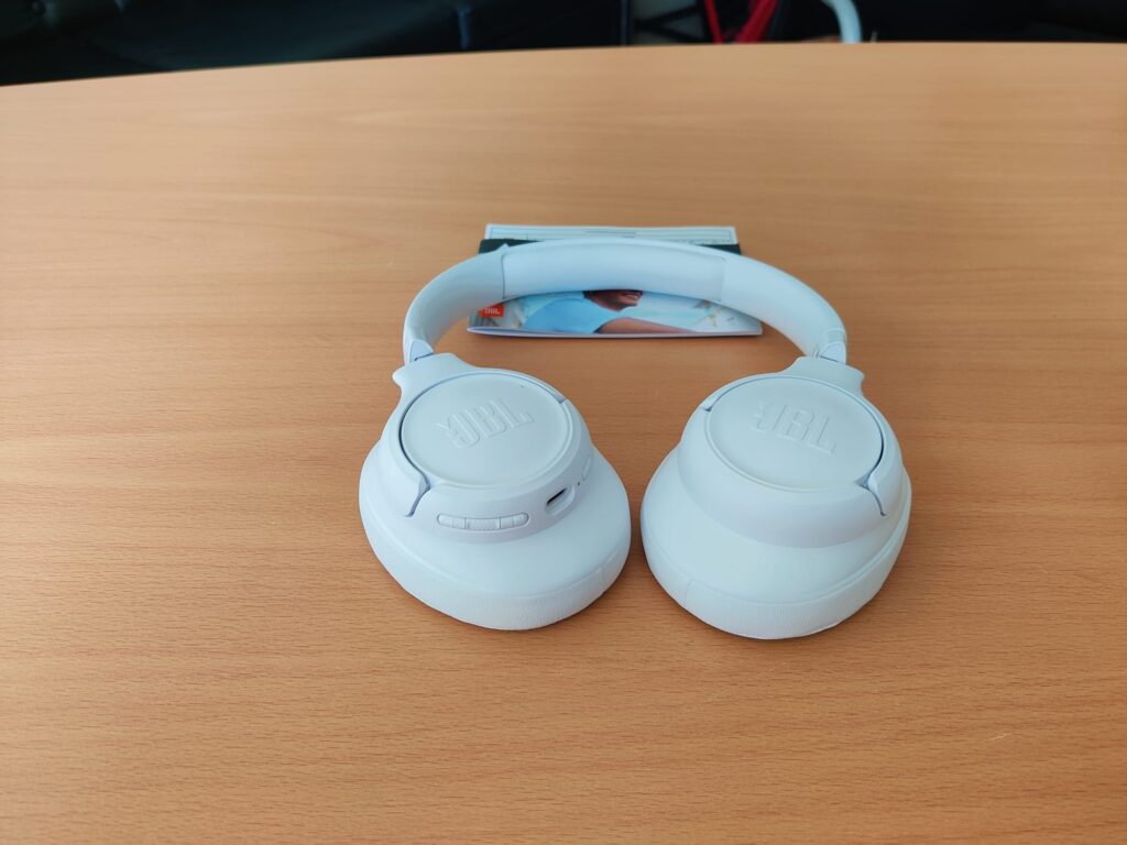 JBL Tune 730BT Over-Ear-Kopfhörer mit Zubehör