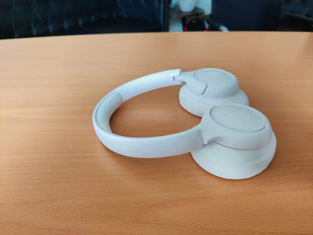 JBL Tune 730BT Over-Ear-Kopfhörer von der Seite