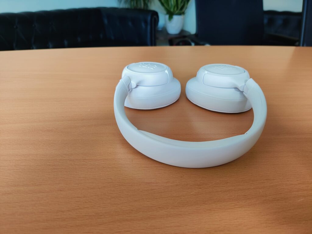 JBL Tune 730BT Over-Ear-Kopfhörer von hinten