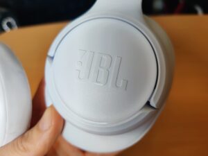JBL Tune 730BT Over-Ear-Kopfhörer JBL-Logo