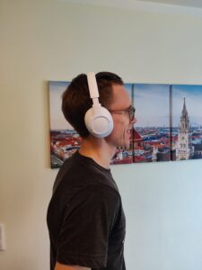 JBL Tune 730BT Over-Ear-Kopfhörer Trageansicht von der Seite