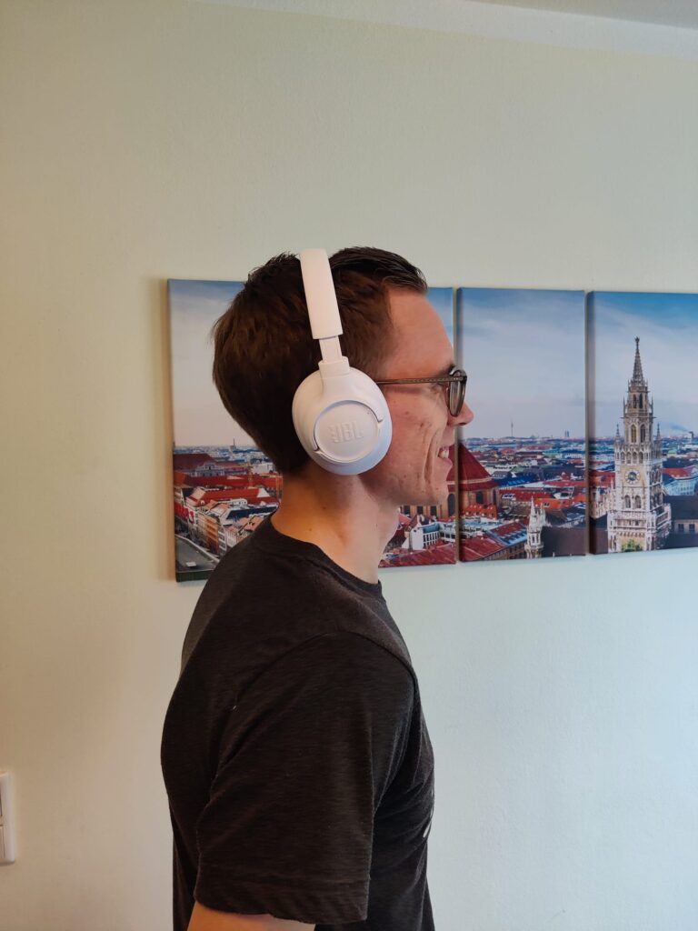 JBL Tune 730BT Over-Ear-Kopfhörer Trageansicht von der Seite
